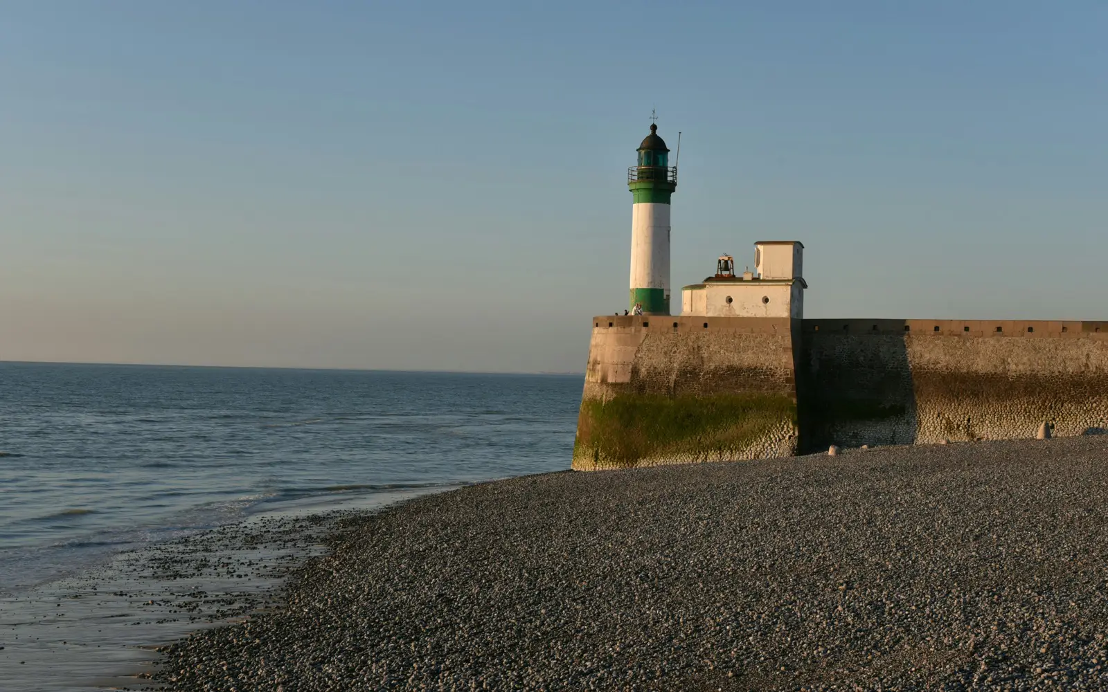 Le phare et la plage de galets du Tréport