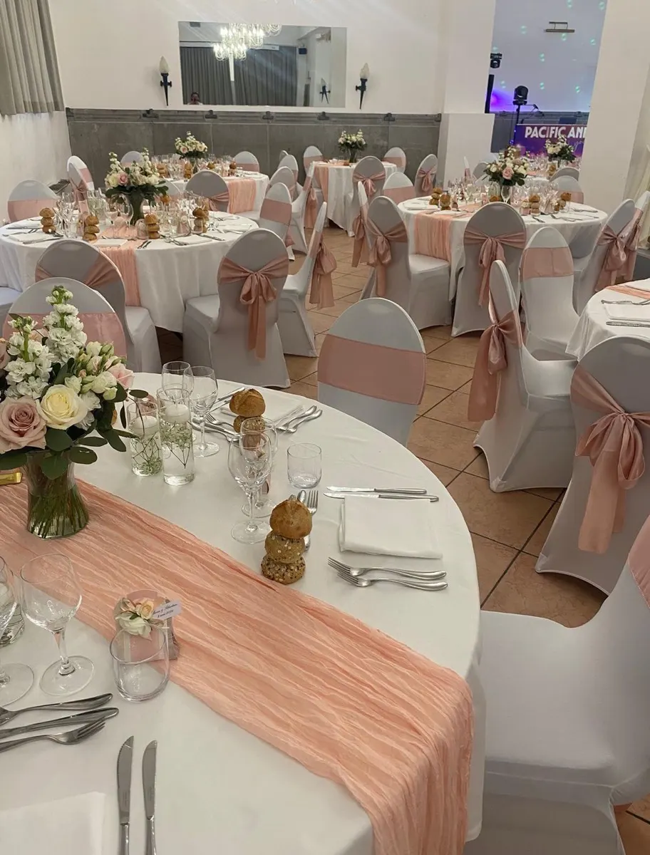Salle de réception habillée en rose poudré au Domaine de Joinville