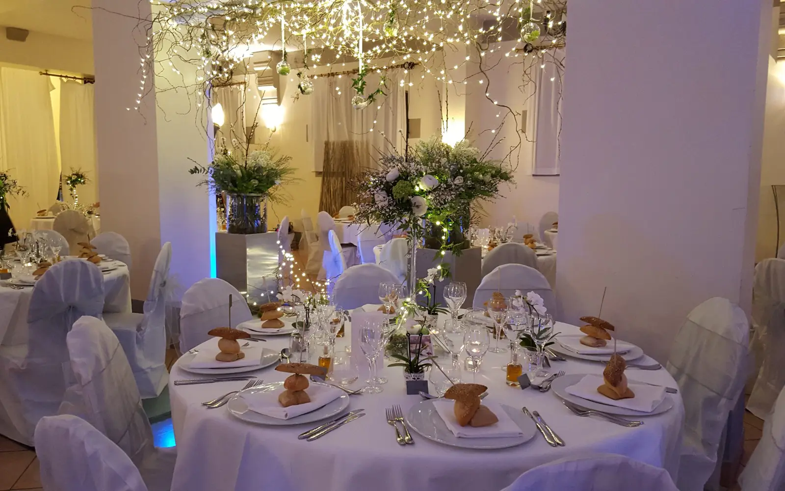 Salle de réception dressée pour un mariage au Domaine de Joinville